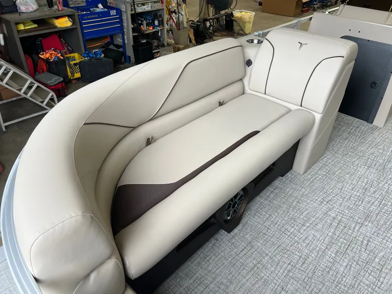 Slide: The Image of Tahoe Sport Rear Fish 2385 & 4-Stroke $33995 2026 - 6