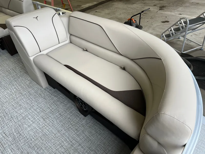 Slide: The Image of Tahoe Sport Rear Fish 2385 & 4-Stroke $33995 2026 - 7