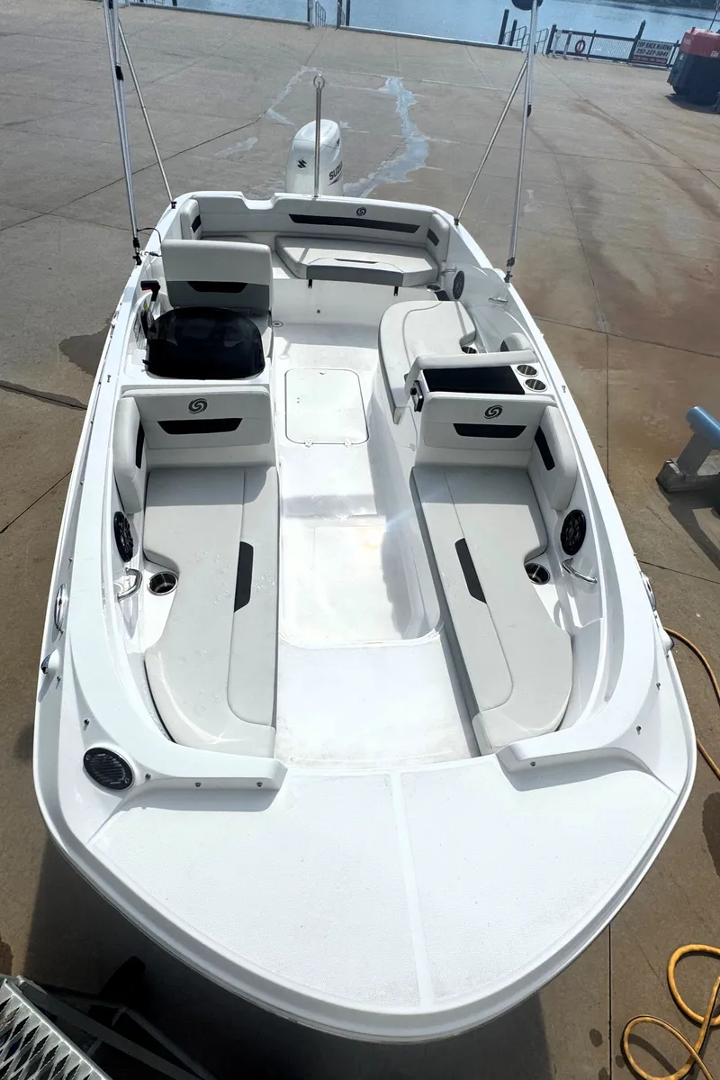 Slide: The Image of Hurricane SunDeck Sport 185 OB 2021 - 3