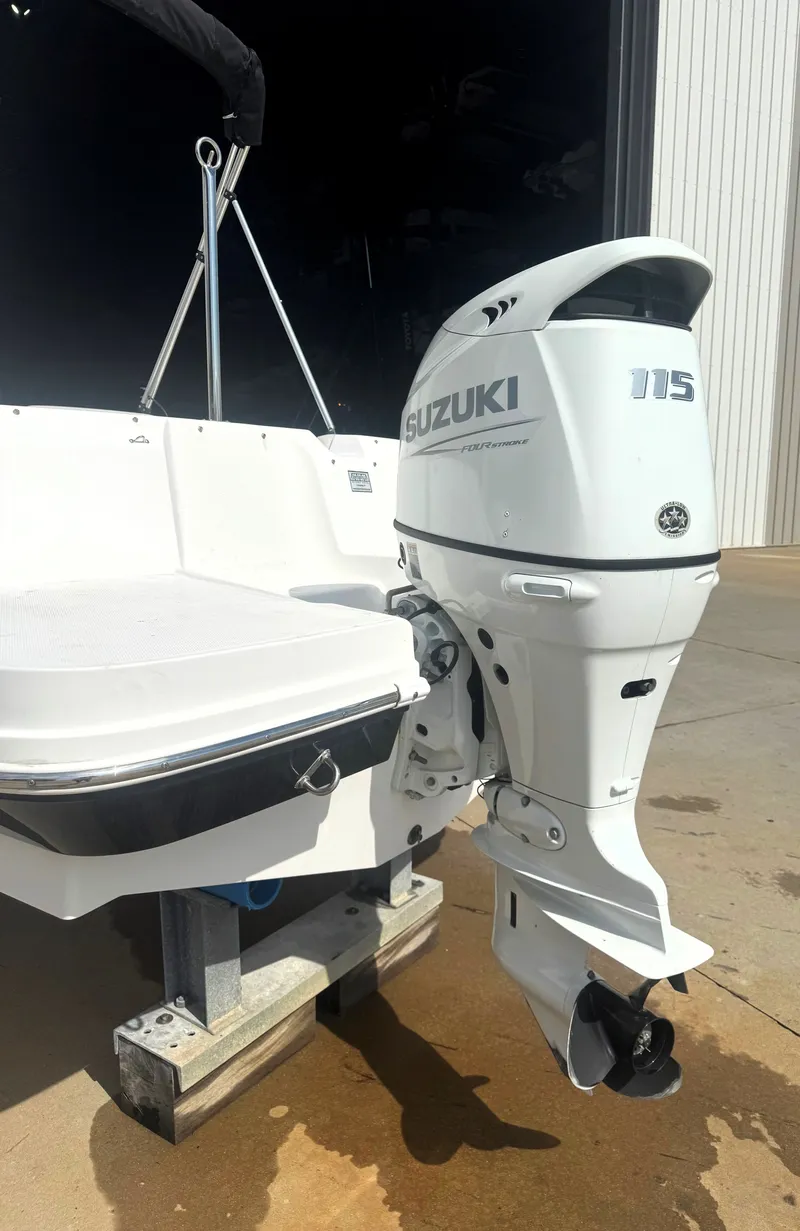 Slide: The Image of Hurricane SunDeck Sport 185 OB 2021 - 5