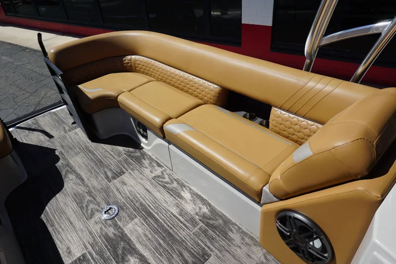 Slide: The Image of Crest CARIBBEAN LX 250 L 2023 - 13