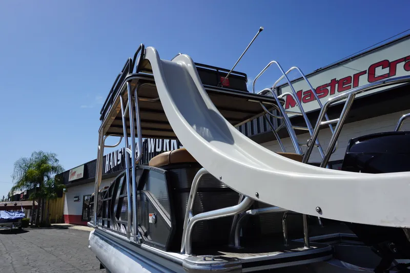 Slide: The Image of Crest CARIBBEAN LX 250 L 2023 - 19