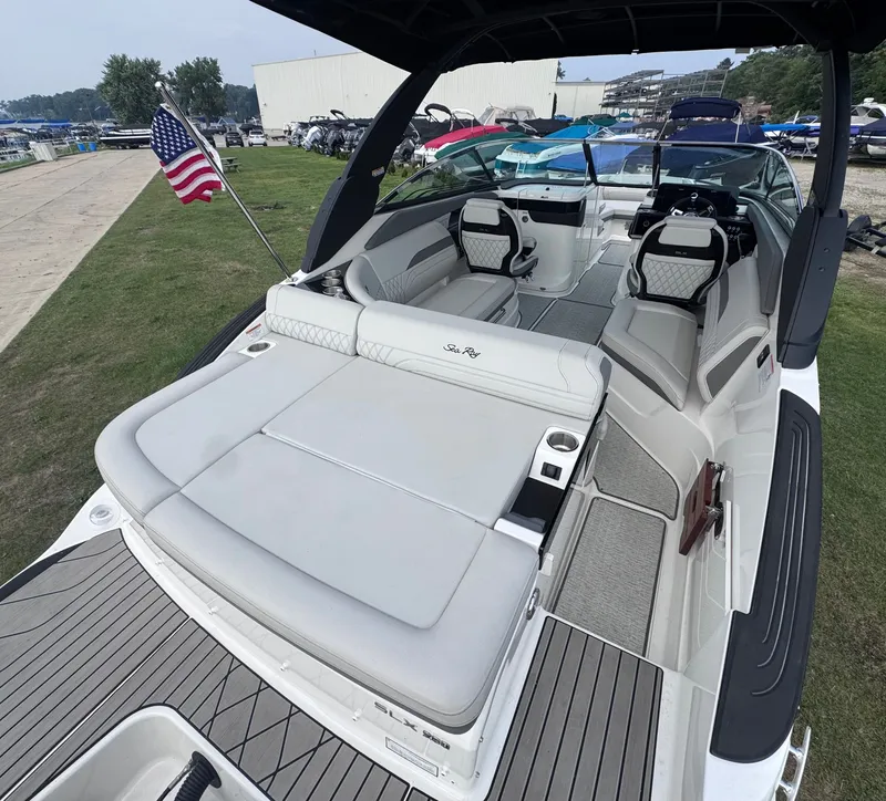 Slide: The Image of Sea Ray SLX 260 2024 - 10