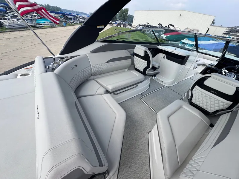 Slide: The Image of Sea Ray SLX 260 2024 - 11
