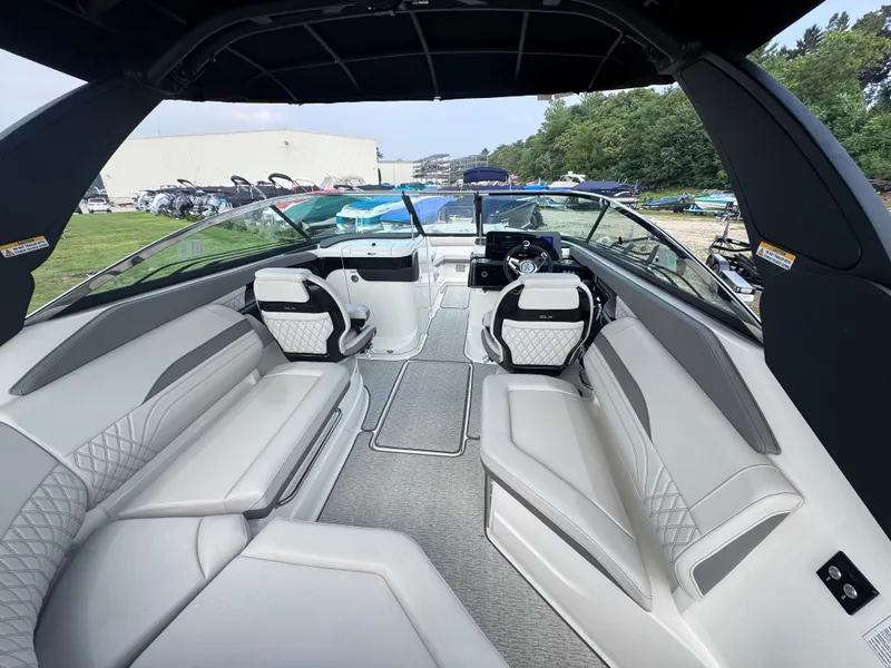 Slide: The Image of Sea Ray SLX 260 2024 - 12