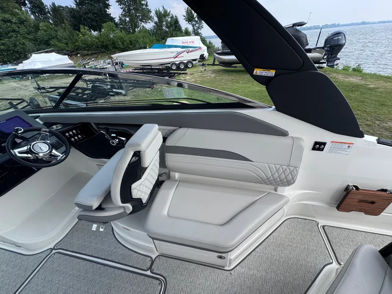 Slide: The Image of Sea Ray SLX 260 2024 - 13