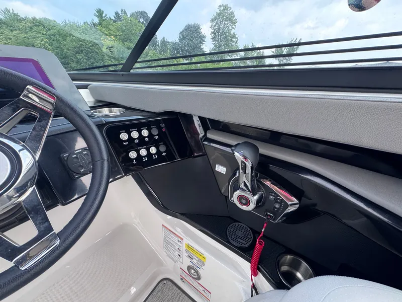 Slide: The Image of Sea Ray SLX 260 2024 - 15