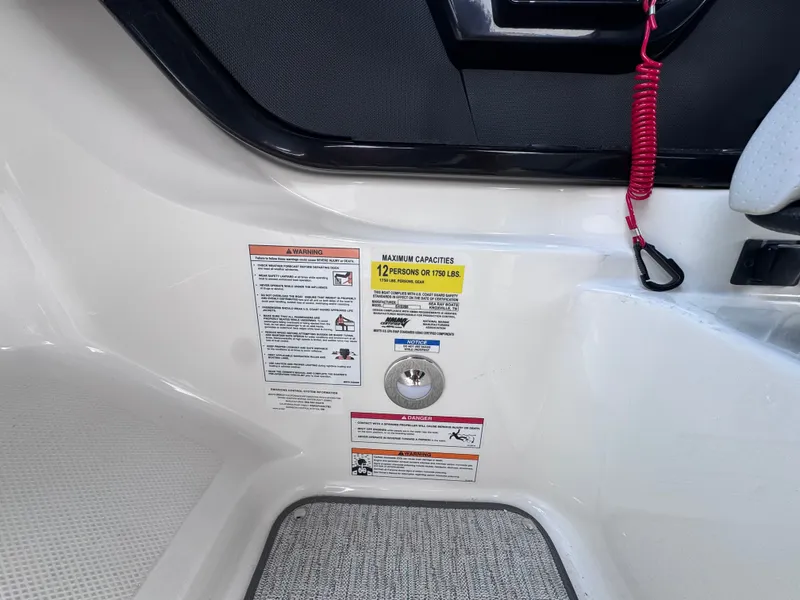 Slide: The Image of Sea Ray SLX 260 2024 - 16