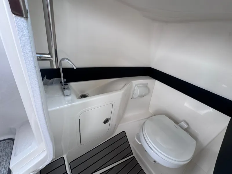 Slide: The Image of Sea Ray SLX 260 2024 - 18