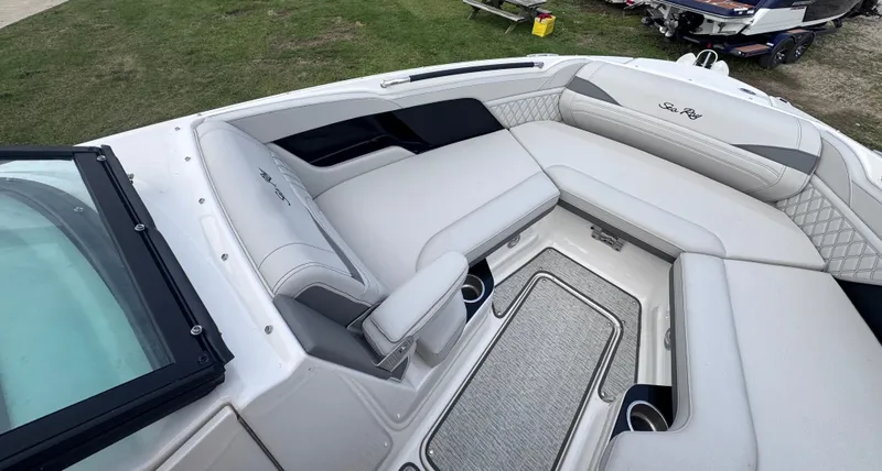 Slide: The Image of Sea Ray SLX 260 2024 - 19