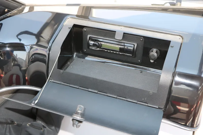 Slide: The Image of Glastron 205 GTS 2015 - 28
