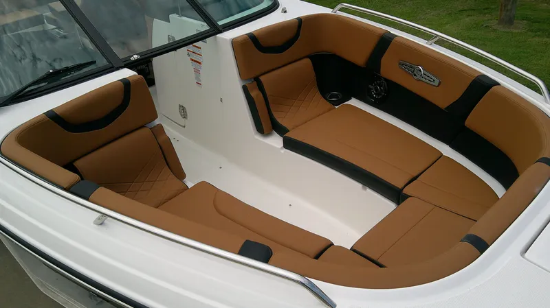 Slide: The Image of Chaparral 30 Surf 2026 - 4