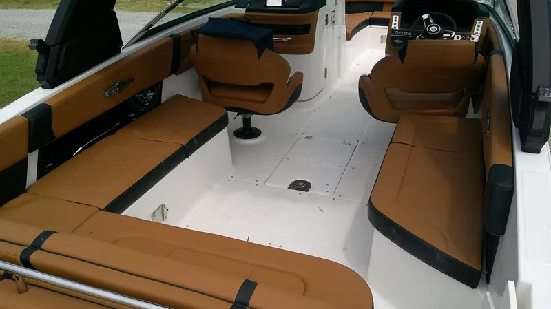 Slide: The Image of Chaparral 30 Surf 2026 - 7