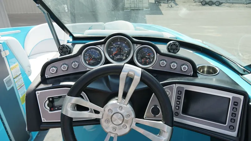 Slide: The Image of MasterCraft X23 2017 - 15