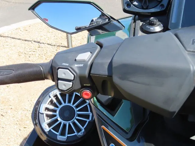 Slide: The Image of Kawasaki ULTRA 160LX 2025 - 6