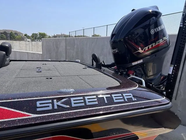 Slide: The Image of Skeeter ZX225 2020 - 10