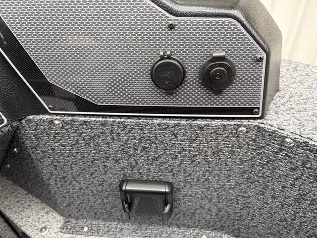 Slide: The Image of Lund 1800 Explorer Sport 2026 - 18