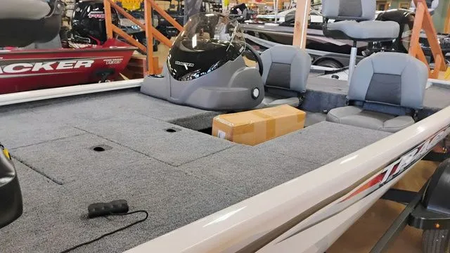 Slide: The Image of Tracker Pro 170 2026 - 10