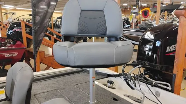 Slide: The Image of Tracker Pro 170 2026 - 12