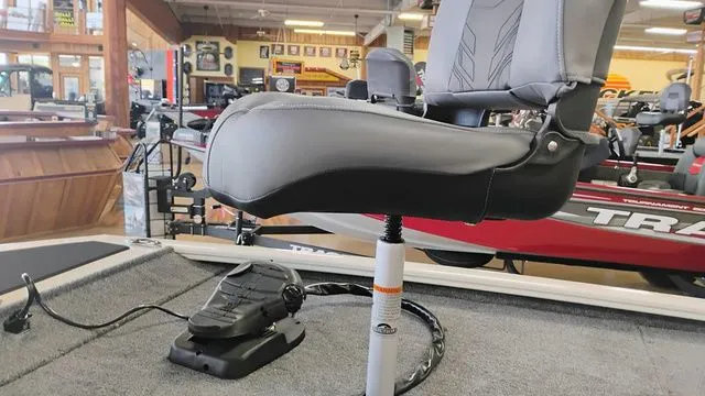 Slide: The Image of Tracker Pro 170 2026 - 26