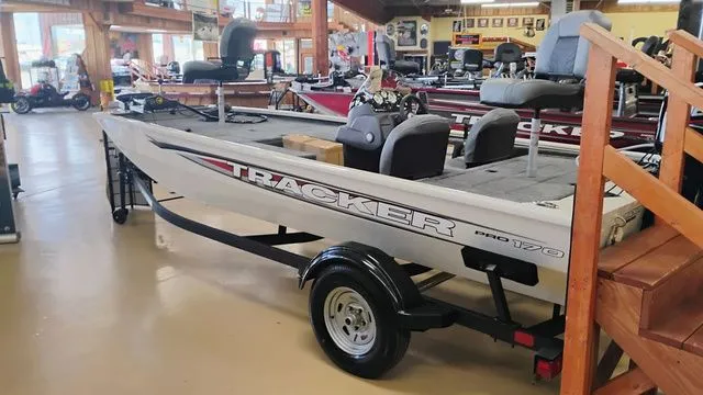 Slide: The Image of Tracker Pro 170 2026 - 30