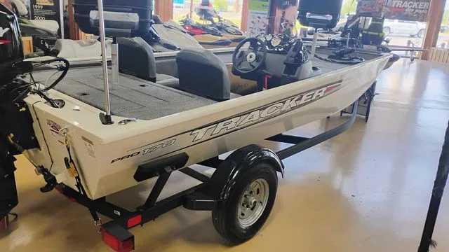 Slide: The Image of Tracker Pro 170 2026 - 33