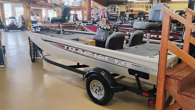 Slide: The Image of Tracker Pro 170 2026 - 5