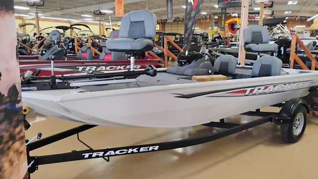 Slide: The Image of Tracker Pro 170 2026 - 6