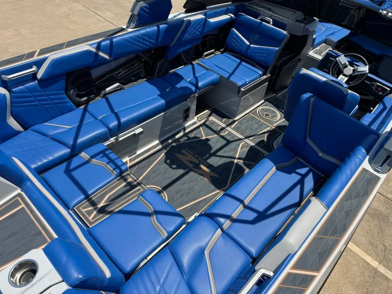 Slide: The Image of Tigé Ultré 25ZX 2024 - 11