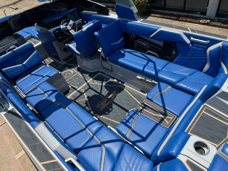 Slide: The Image of Tigé Ultré 25ZX 2024 - 12