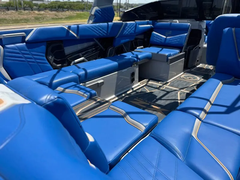 Slide: The Image of Tigé Ultré 25ZX 2024 - 13