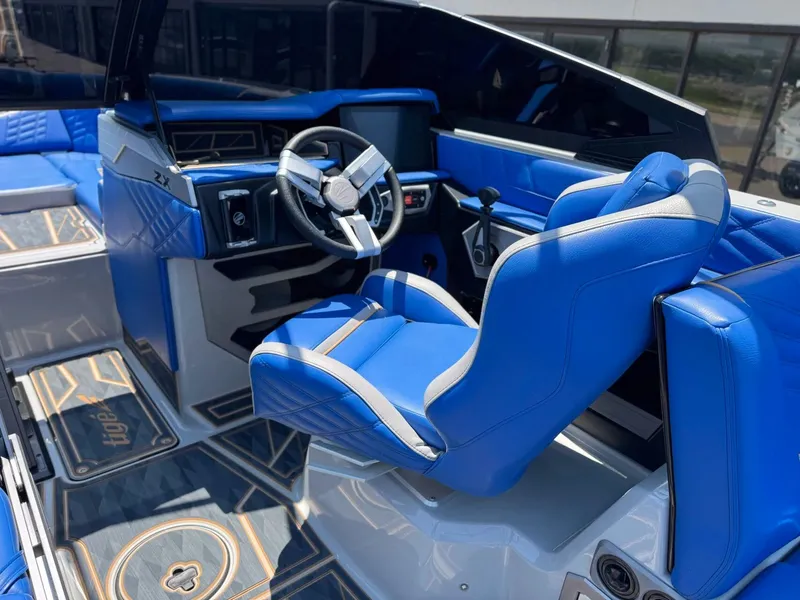 Slide: The Image of Tigé Ultré 25ZX 2024 - 16