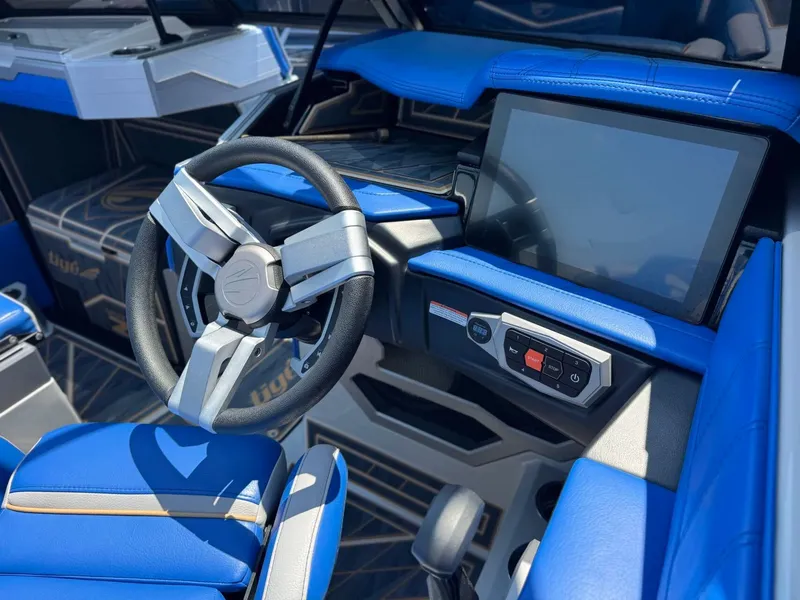 Slide: The Image of Tigé Ultré 25ZX 2024 - 17