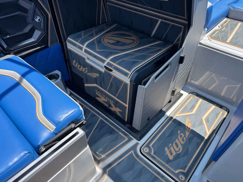 Slide: The Image of Tigé Ultré 25ZX 2024 - 18