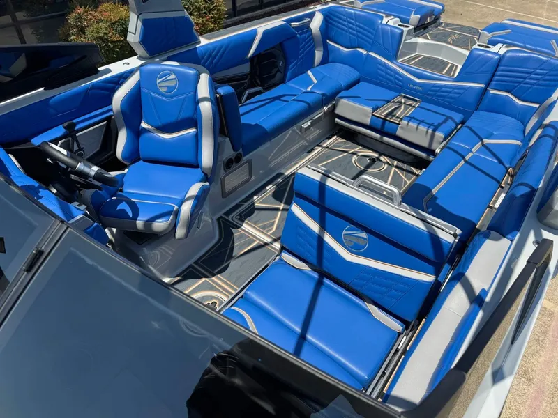 Slide: The Image of Tigé Ultré 25ZX 2024 - 22