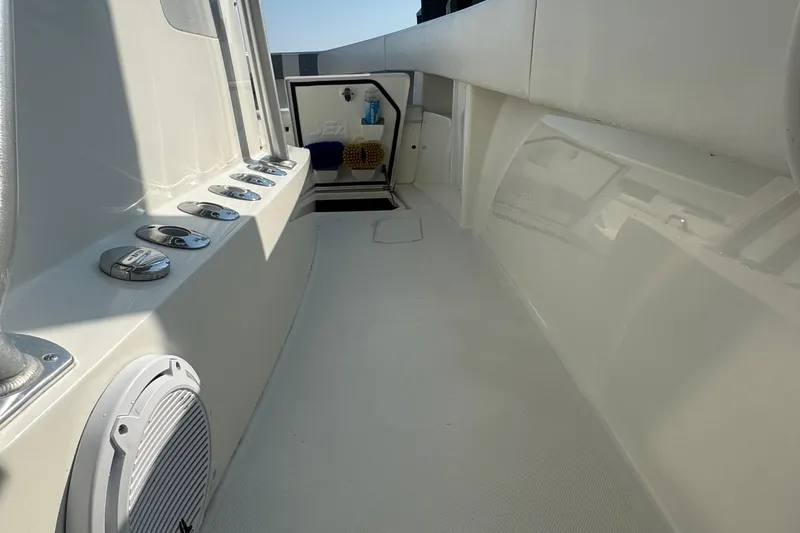 Slide: The Image of Seakeeper 3 stabilizer in 2016 SeaVee 390Z boat compartment. - 13