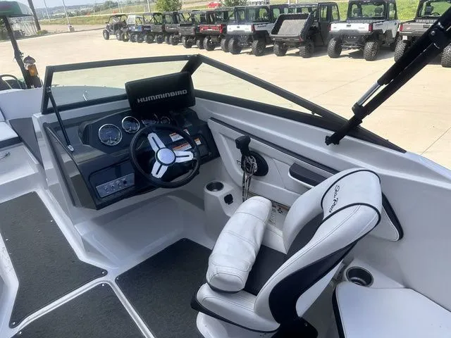 Slide: The Image of Sea Ray 21 SPX OB 2015 - 17