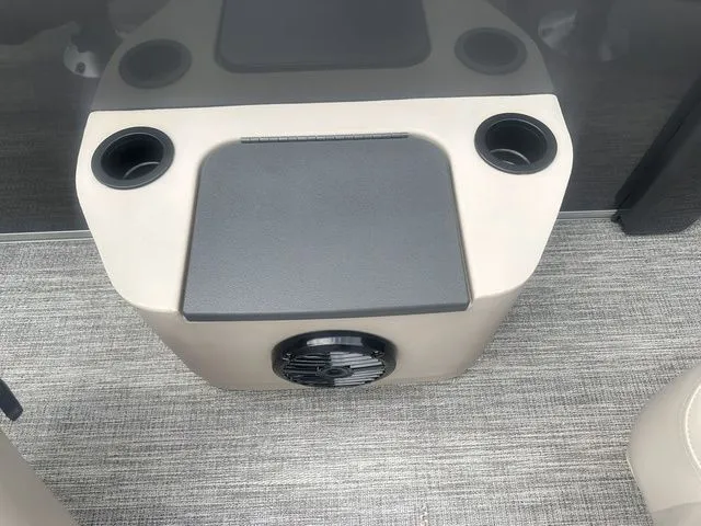 Slide: The Image of Bennington 23SSR Tritoon Pontoon 2026 - 14