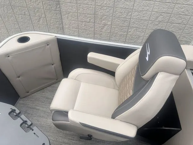 Slide: The Image of Bennington 23SSR Tritoon Pontoon 2026 - 28