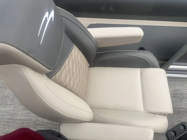 Slide: The Image of Bennington 23SSR Tritoon Pontoon 2026 - 30