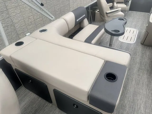 Slide: The Image of Bennington 23SSR Tritoon Pontoon 2026 - 31