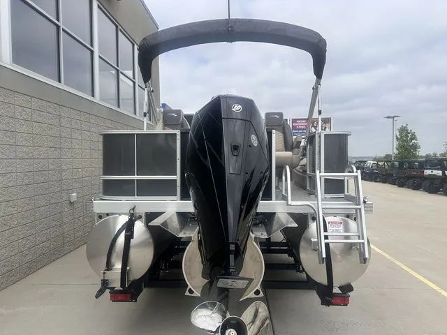 Slide: The Image of Bennington 23SSR Tritoon Pontoon 2026 - 6