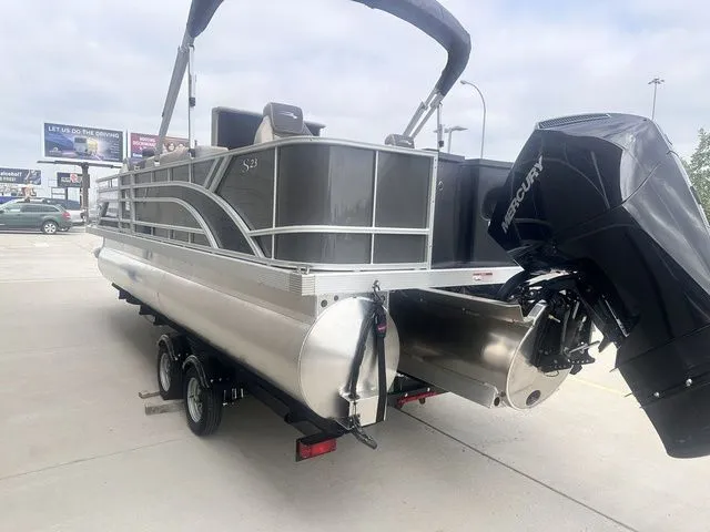 Slide: The Image of Bennington 23SSR Tritoon Pontoon 2026 - 8