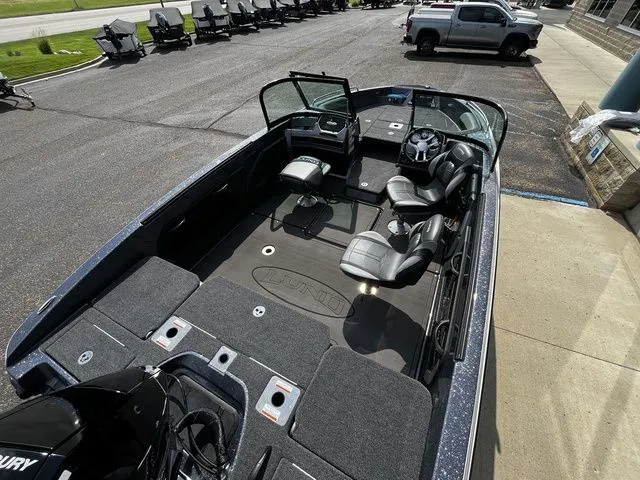 Slide: The Image of Lund 189 Tyee GL Sport 2026 - 17