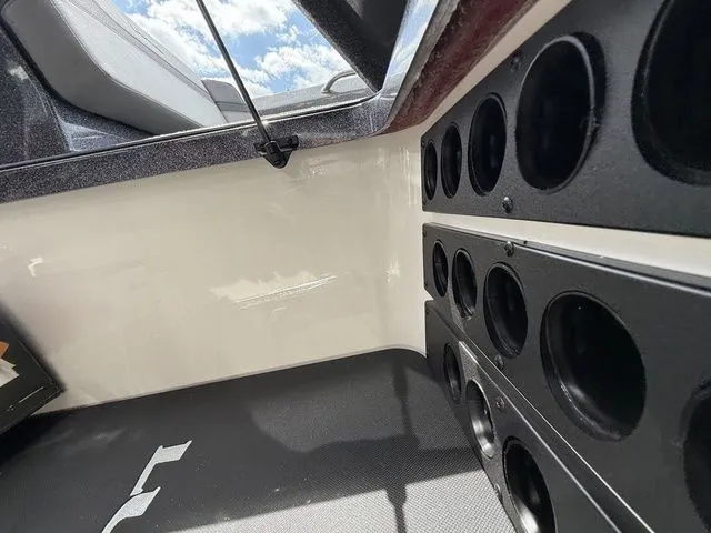 Slide: The Image of Lund 202 PRO-V GL Sport 2026 - 30