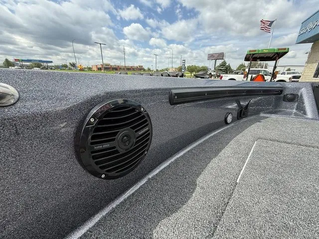 Slide: The Image of Lund 202 PRO-V GL Sport 2026 - 40