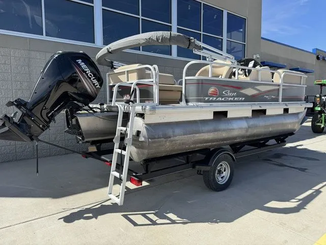 Slide: The Image of Sun Tracker Party Barge 18 DLX 2019 - 10