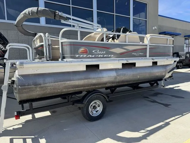 Slide: The Image of Sun Tracker Party Barge 18 DLX 2019 - 11