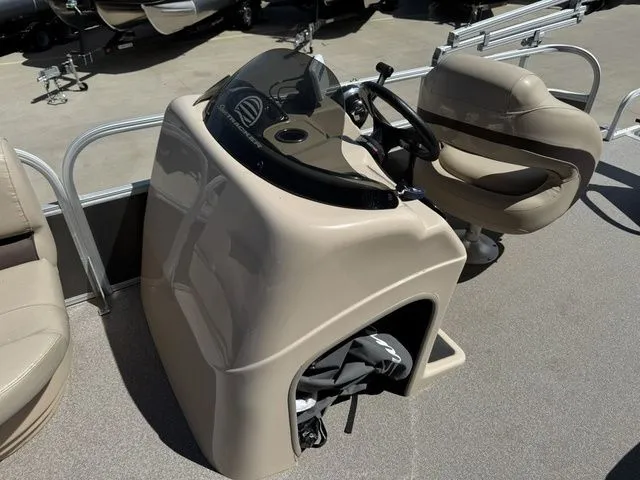 Slide: The Image of Sun Tracker Party Barge 18 DLX 2019 - 14