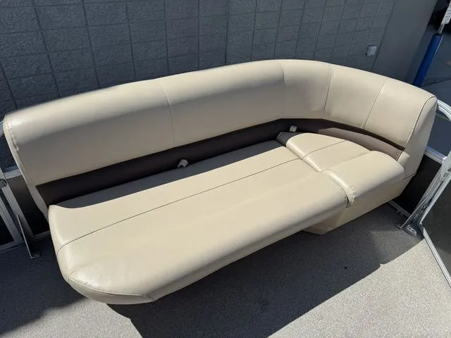 Slide: The Image of Sun Tracker Party Barge 18 DLX 2019 - 15